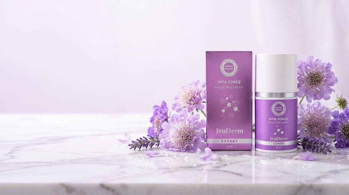 Vita Force Bakuchiol Cream från JeuDérm bland lila blommor